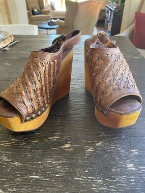 Jeffrey Campbell Vintage Wedge Sandals Platforms - Great for Spring/ Summer!!